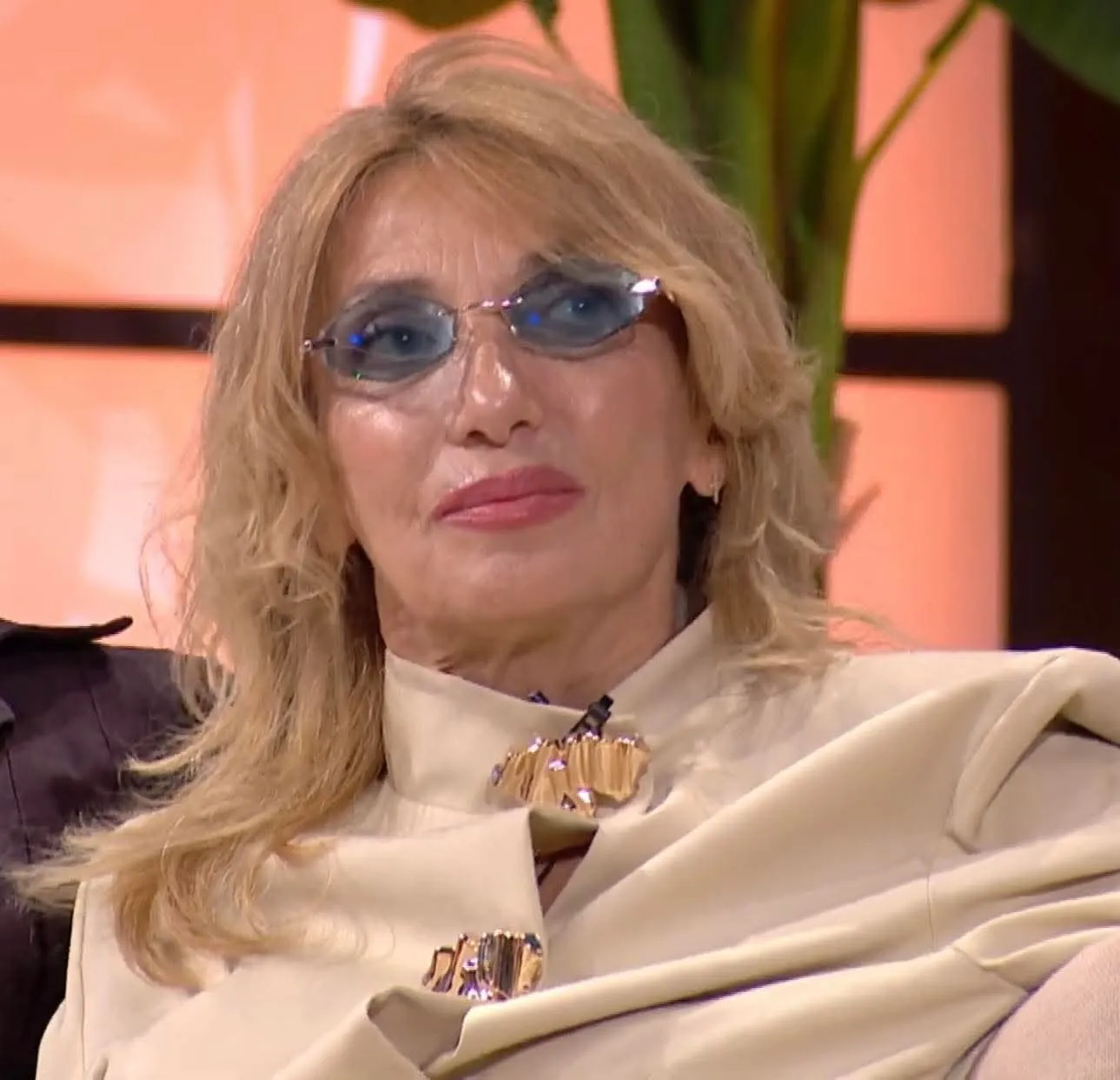 Doli nga izolimi? Fotoja që po qarkullon: Mimoza Ahmeti shihet natën në Tiranë