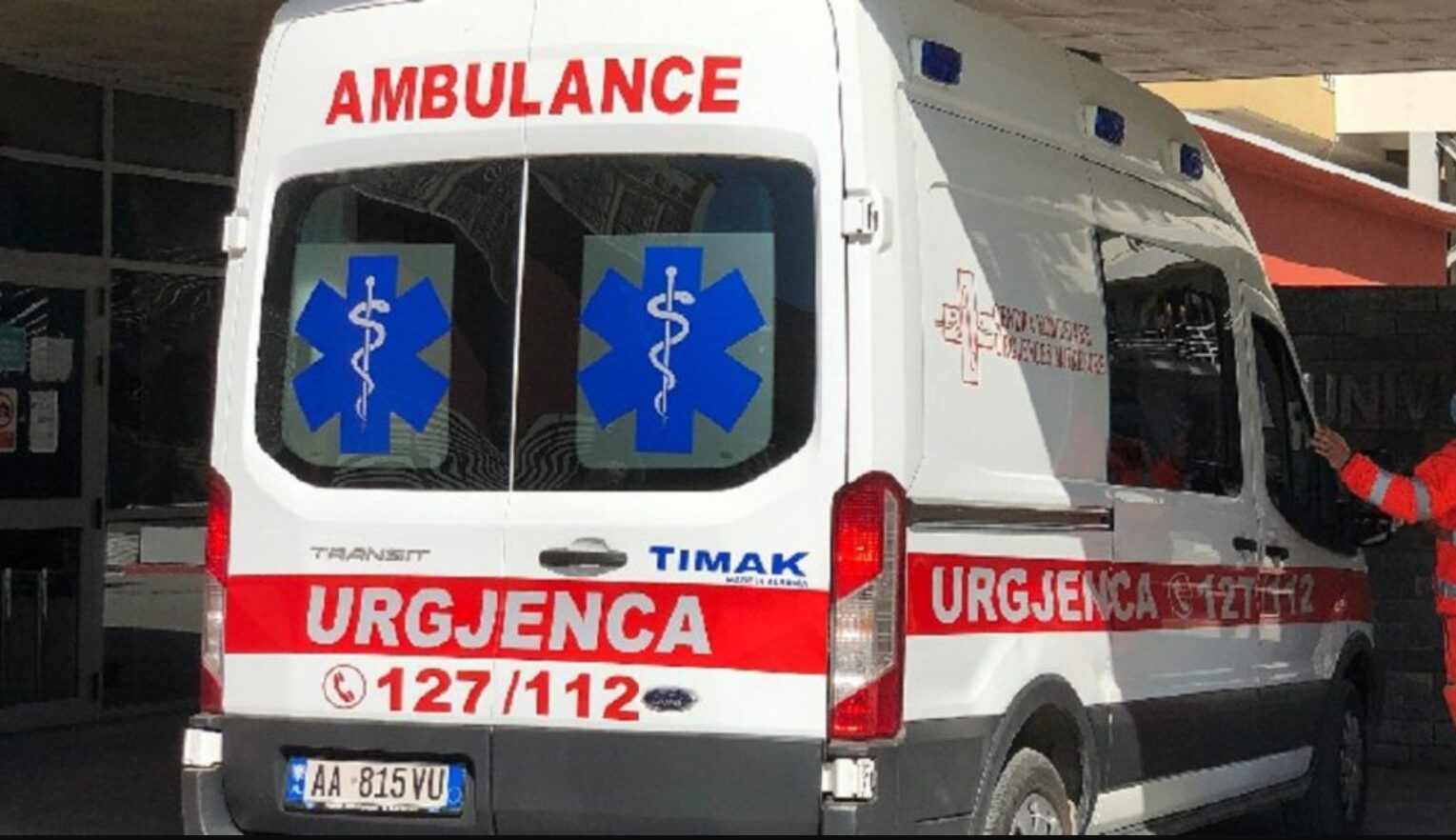 E rëndë në vend, i riu hidhet nga pallati, humb jetën