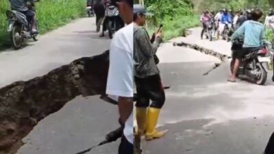 Tërmeti 6.7 ballë në Indonezi ndan rrugën përgjysmë, banorët në panik (VIDEO)