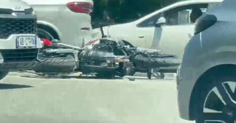 Aksident tronditës në vend! Makina përpIaset me motorin, raportohet se…