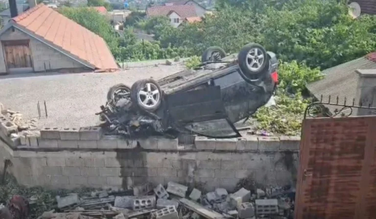 Aksident i frikshëm në vend! Makina fluturon dhe përfundon mbi çatinë e shtëpisë, nje person…