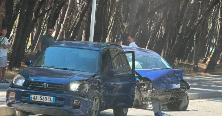 Aksident në Vlorë, makinat bëhen “copash”, dy vajza të reja…