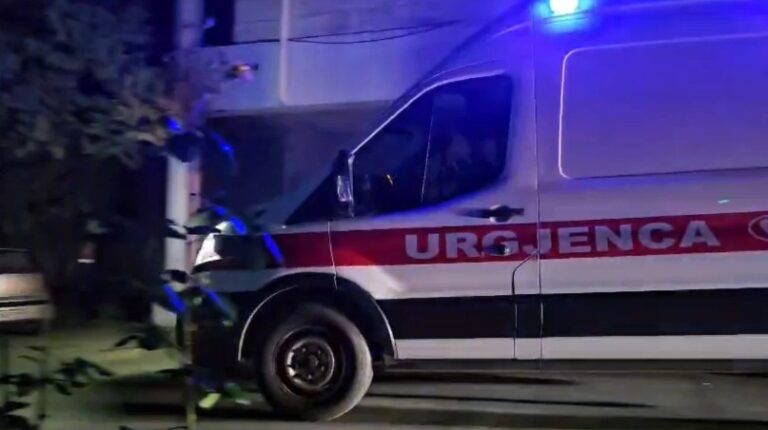 Aksident i RËNDË/ 16-vjeçari humbi kontrollin e mjetit dhe u përpIas me shtyllën, 6 kusherinj te m*tur…