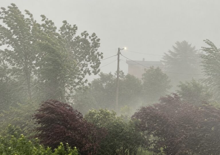 Moti përkeqësohet në Ballkan/ Paralajmërime për tornado, reshje ekstreme dhe përmbytje në