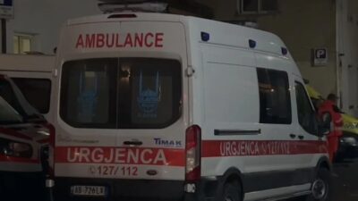 E RËNDË/ U rrëzua në ballkonin e banesës, humb jetën burri