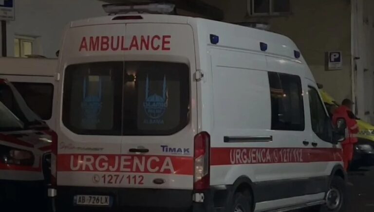 E RËNDË/ U rrëzua në ballkonin e banesës, humb jetën burri