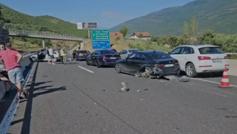 Aksident i rëndë, 6 makina përpIasen/ Shtatë të plagosur, mes tyre një grua shtatzënë dhe një fëmijë
