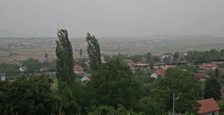 STUHIA GODET SHQIPËRIN/ Rrëshqitje dherash në Kukës edhe në Tropojë, vështirësohet qarkullimi
